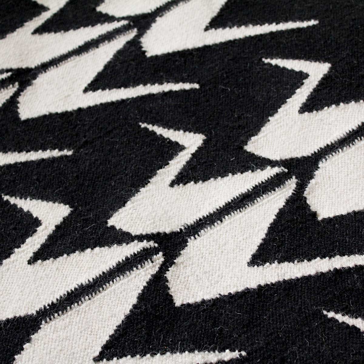Black Weave Rug Crane Flatweave Rug - Black and White – Safomasi